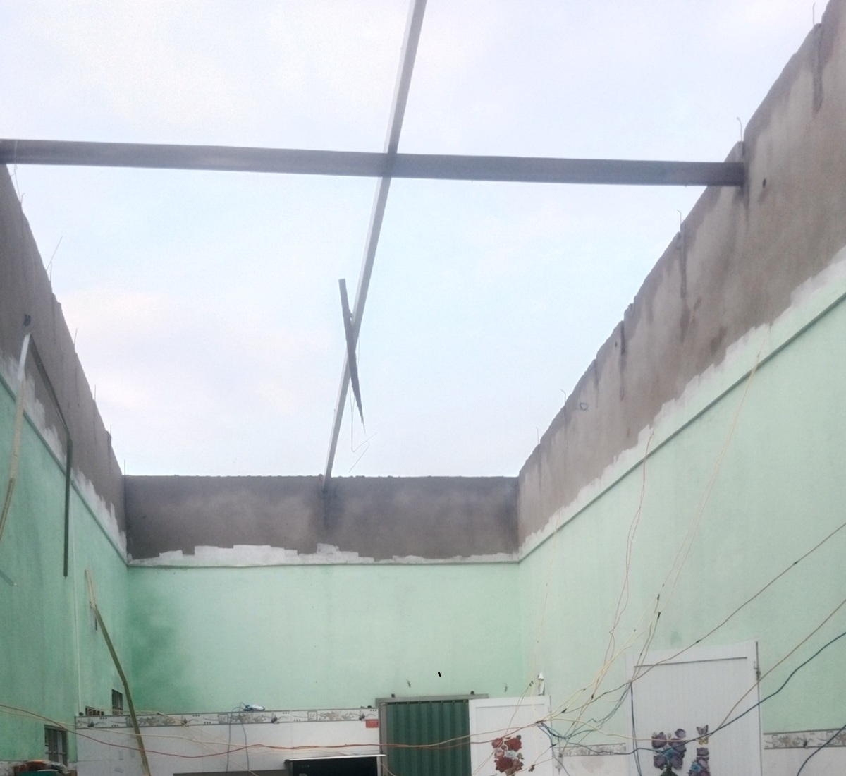 Gần chục căn nhà của đồng bào Chăm ở Lâm Đồng bị tốc mái do mưa, gió mạnh